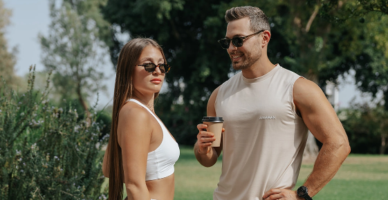 איך לבחור בגדי ספורט מחטבים שמתאימים לכל היום – מהאימון ועד הסידורים